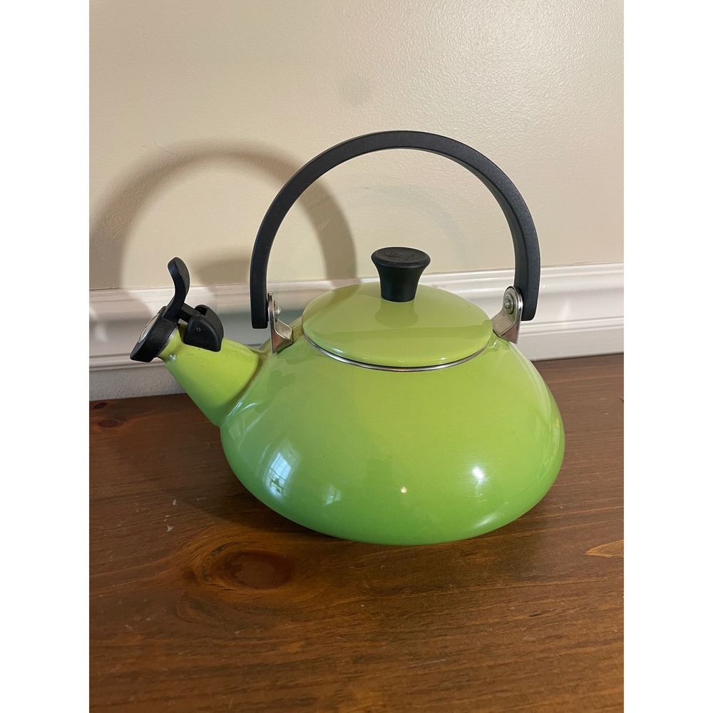 Le Creuset Lime Green Enamel on Steel Whistling Tea Kettle Stovetop 1.7 Qt